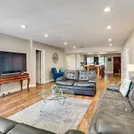 Waterfront Gem With Pool, Dock And Lanai In Tampa!