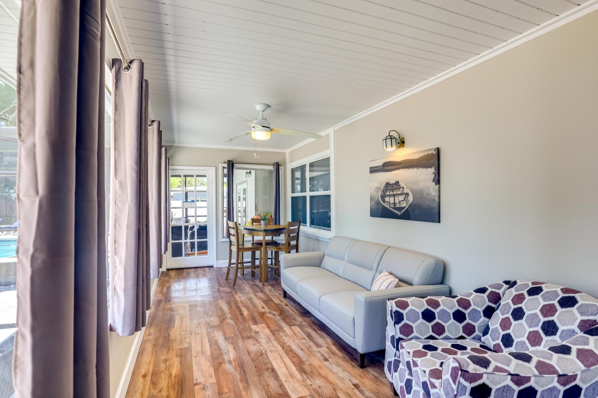 Holiday home Waterfront Gem With Pool, Dock And Lanai In Tampa!