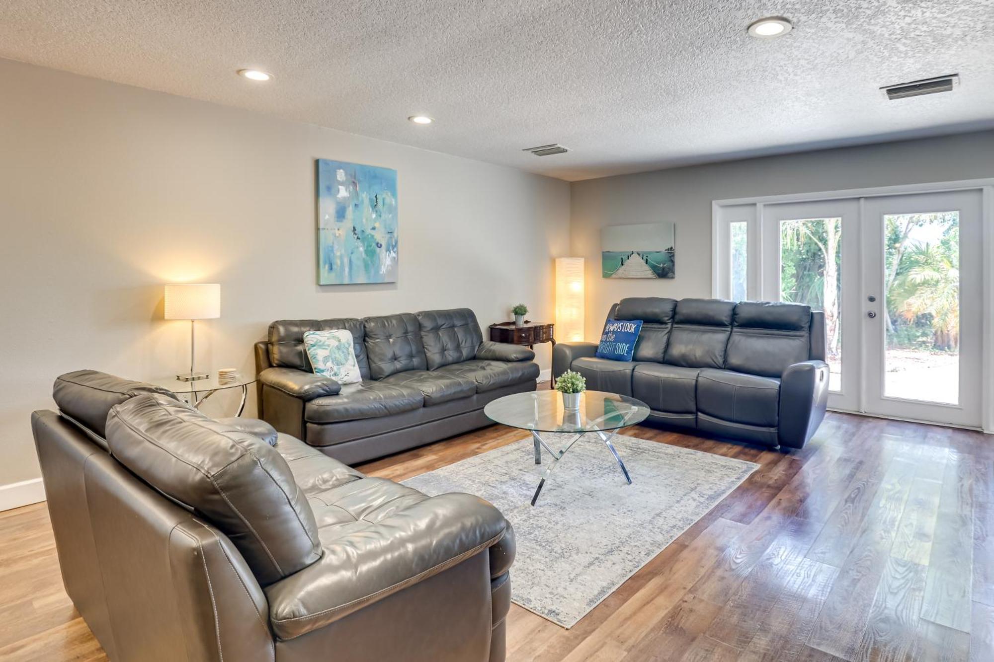 Waterfront Gem With Pool, Dock And Lanai In Tampa! Holiday home