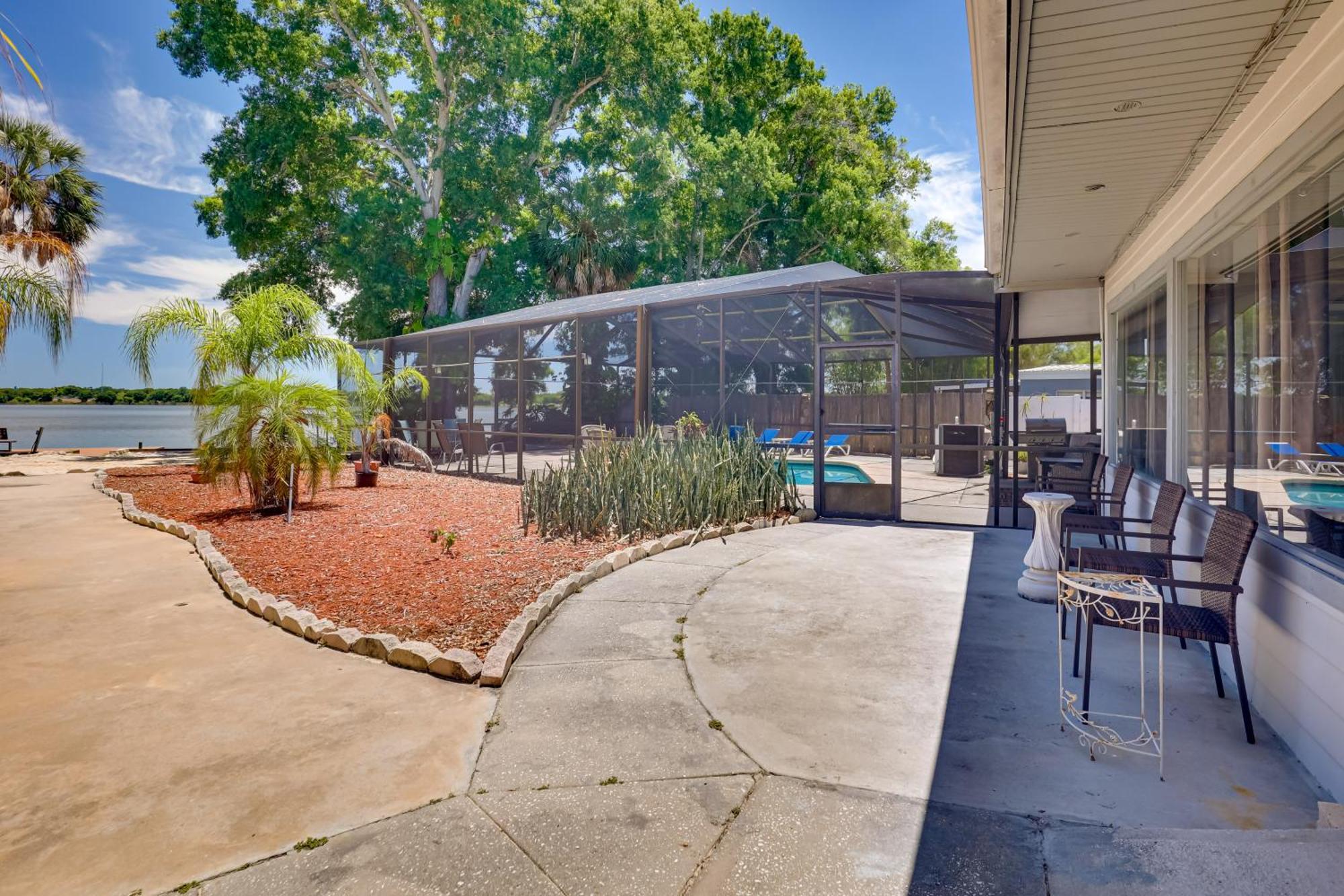 Holiday home Waterfront Gem With Pool, Dock And Lanai In Tampa! Tampa