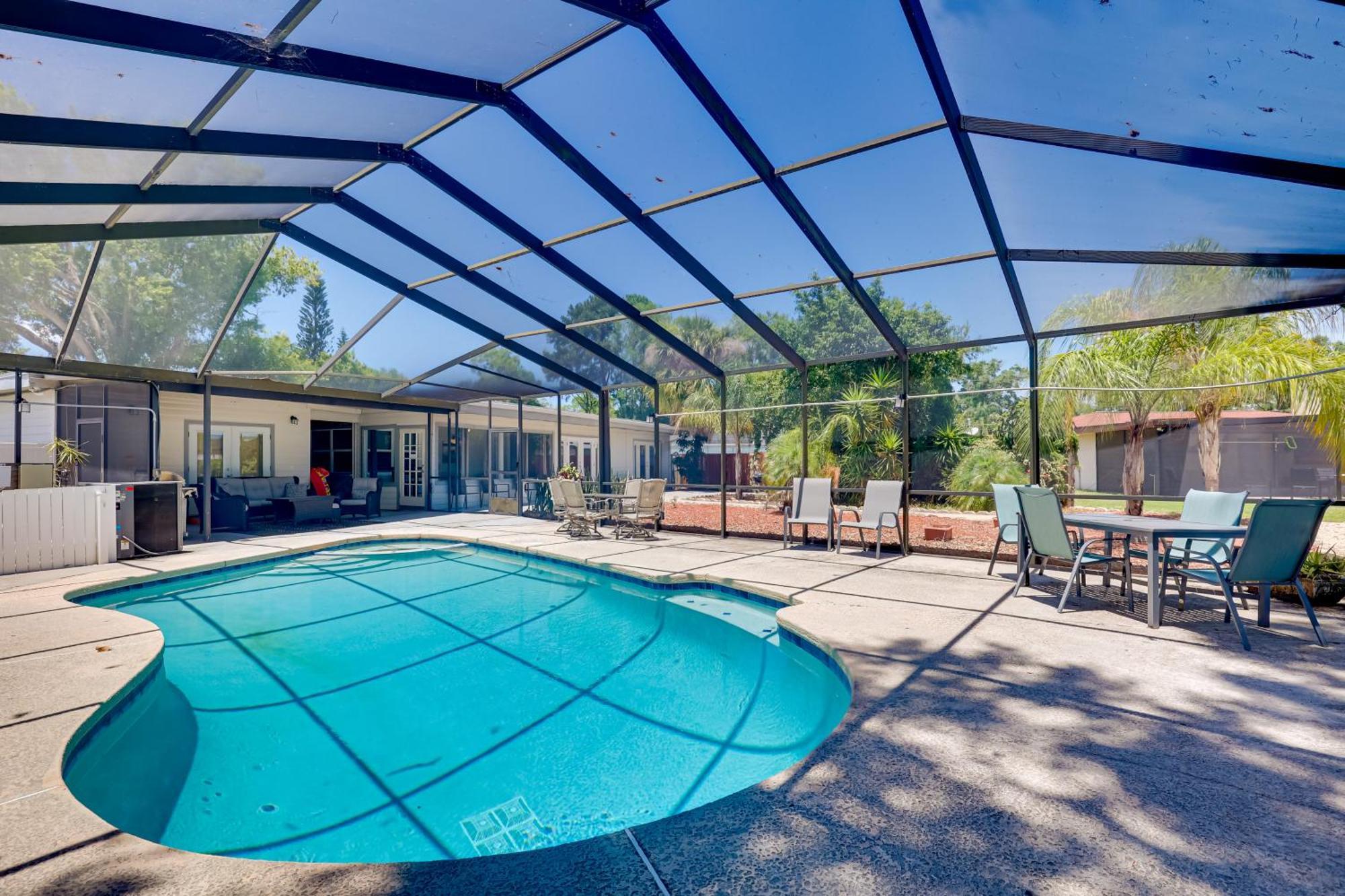 Waterfront Gem With Pool, Dock And Lanai In Tampa! *