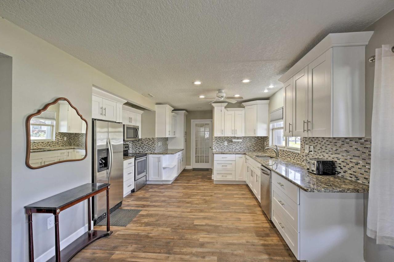 Holiday home Waterfront Gem With Pool, Dock And Lanai In Tampa! Tampa
