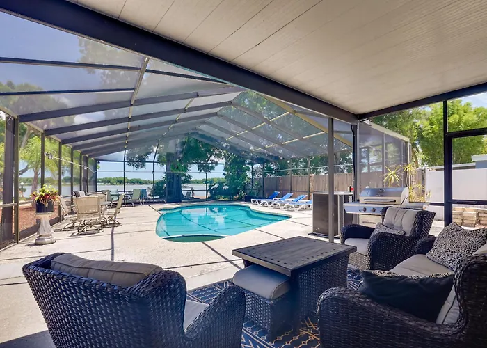 Waterfront Gem With Pool, Dock And Lanai In Tampa!