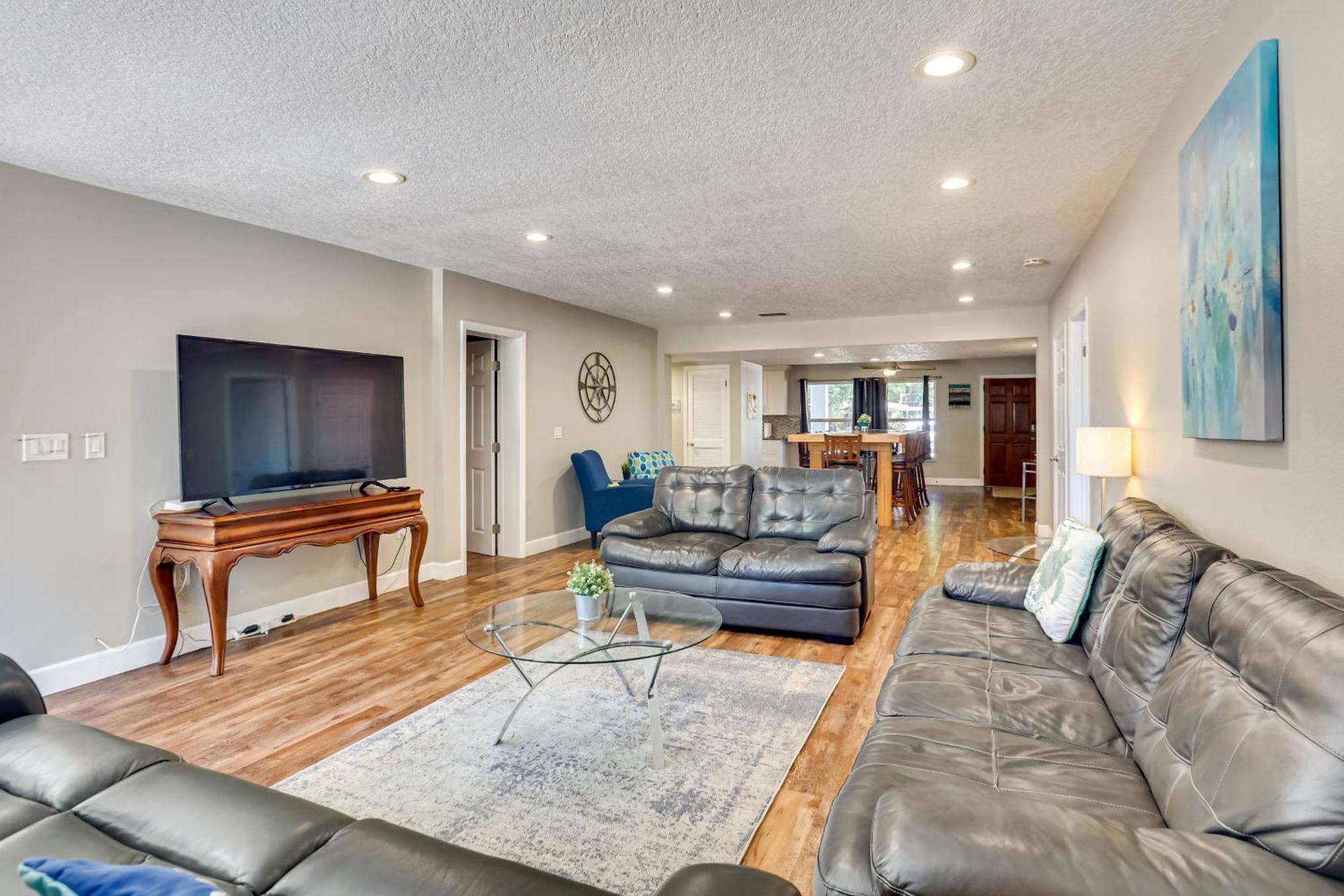 Waterfront Gem With Pool, Dock And Lanai In Tampa! * Tampa