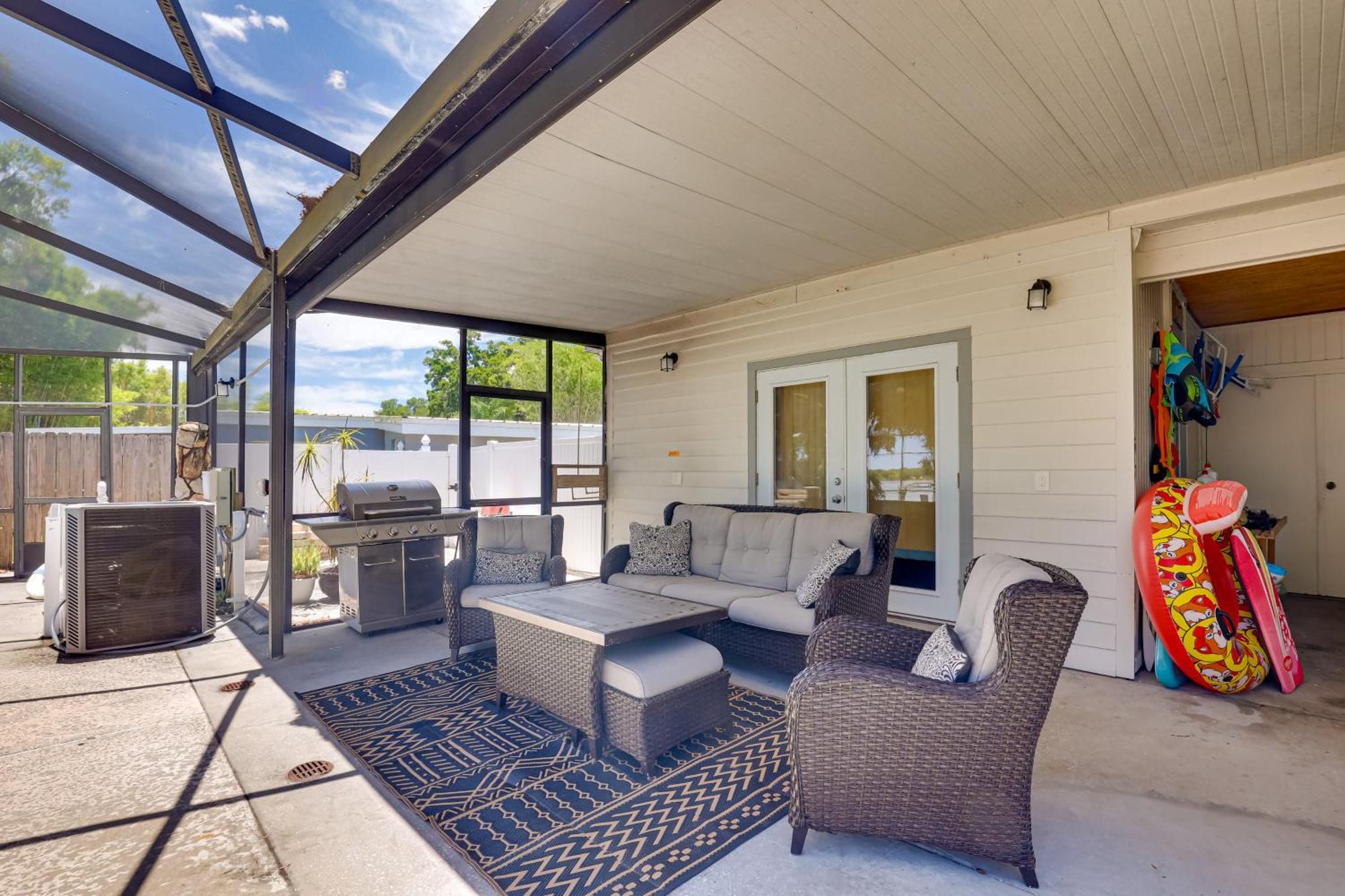 Waterfront Gem With Pool, Dock And Lanai In Tampa!