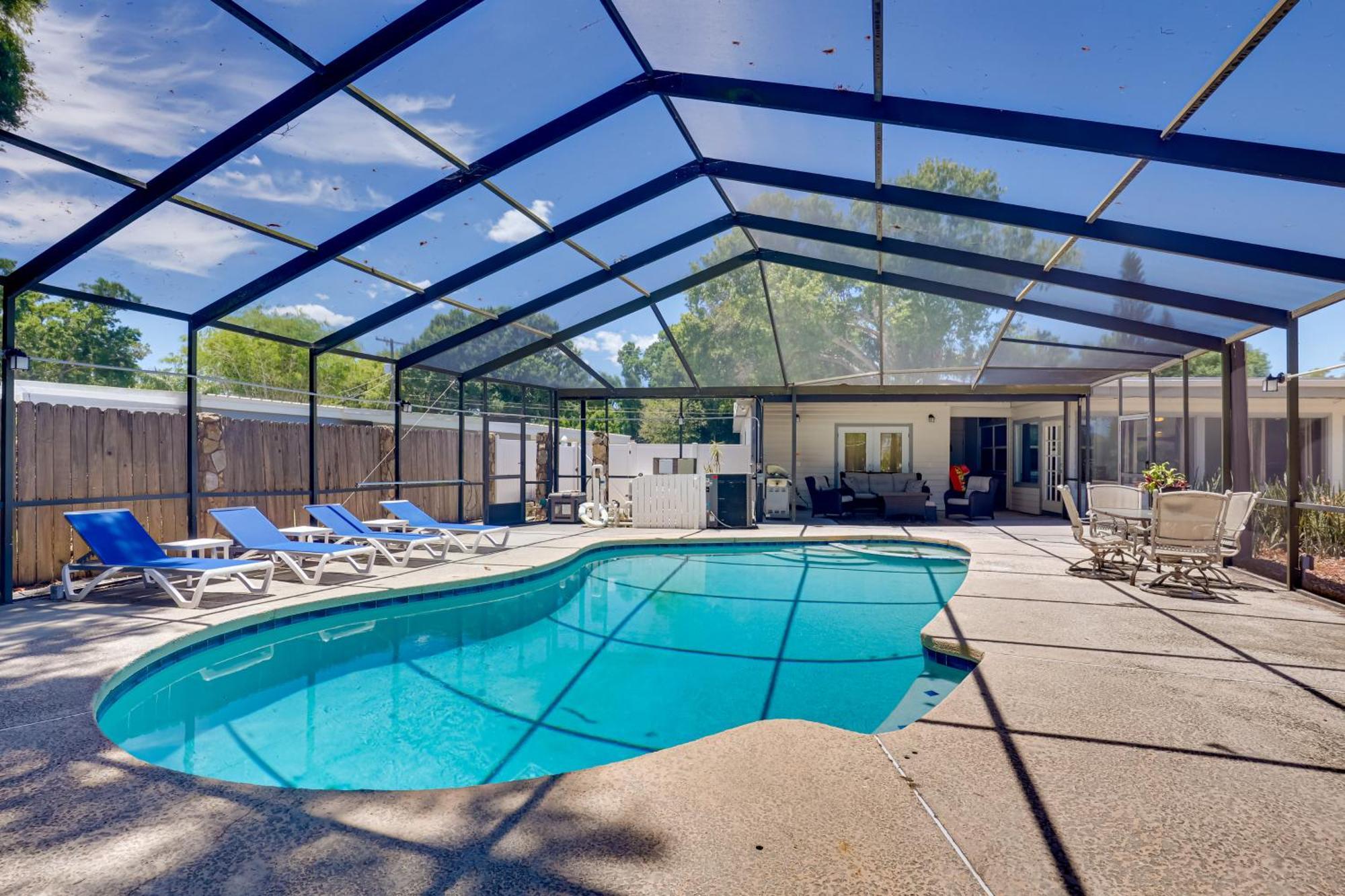 Holiday home Waterfront Gem With Pool, Dock And Lanai In Tampa!