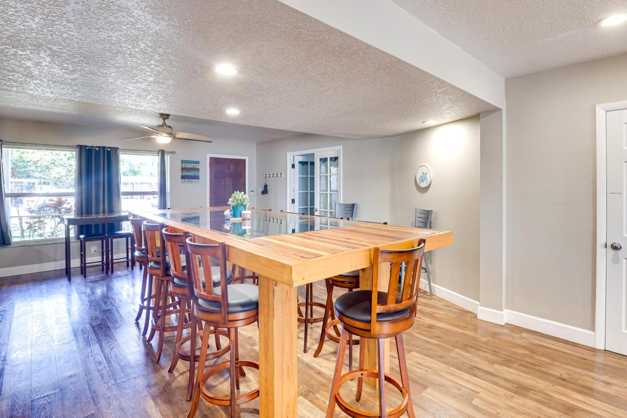 Waterfront Gem With Pool, Dock And Lanai In Tampa!