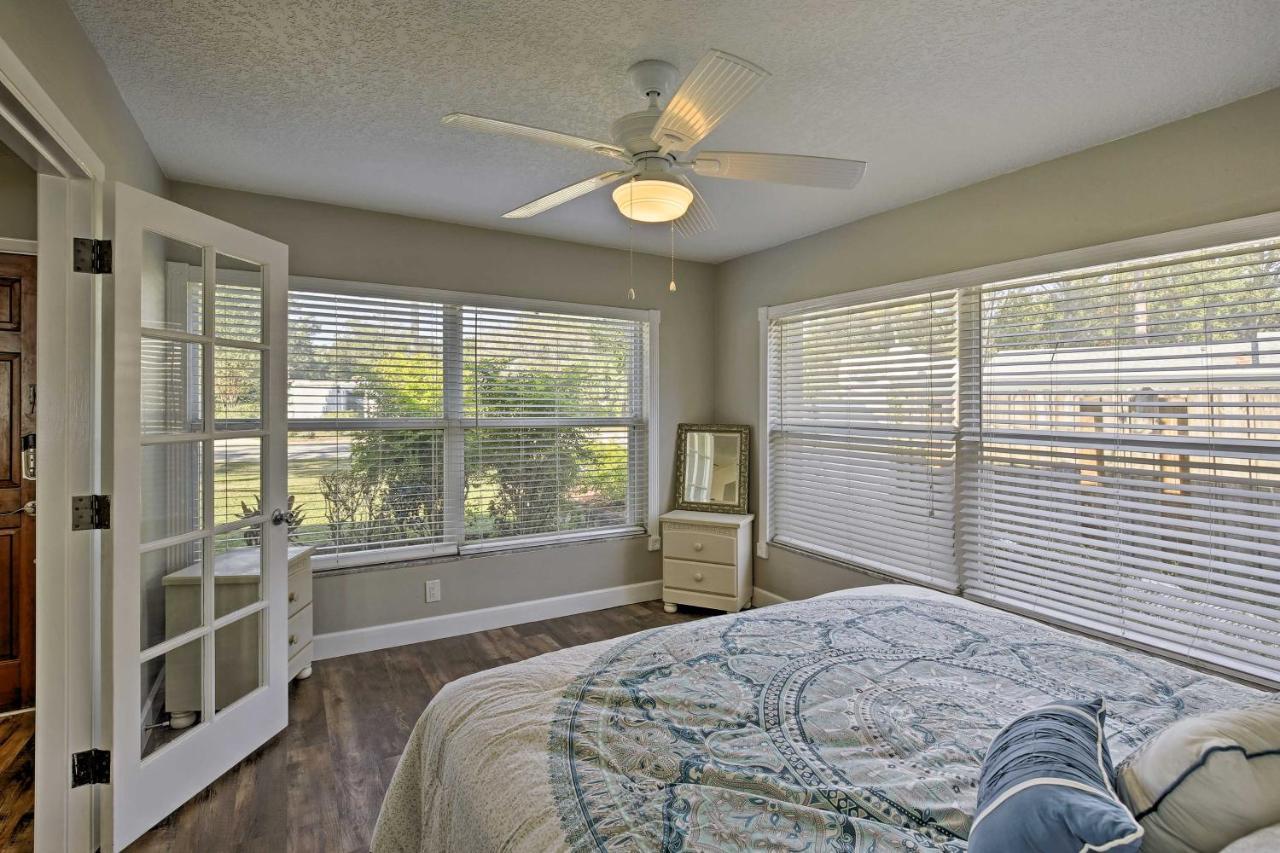 Holiday home Waterfront Gem With Pool, Dock And Lanai In Tampa!